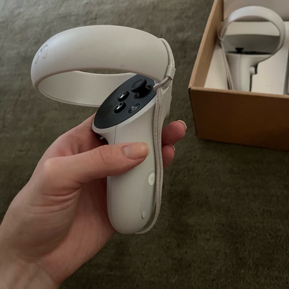 Oculus Quest 2 VR Headset - Picture 7 of 11